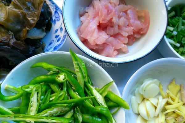 青椒木耳肉丝的做法图解2