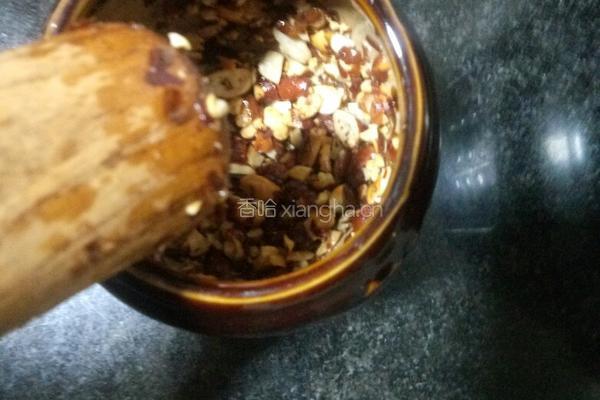皮蛋擂花生青椒的做法图解6
