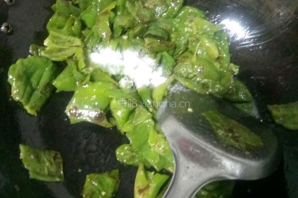 皮蛋擂花生青椒的做法图解8