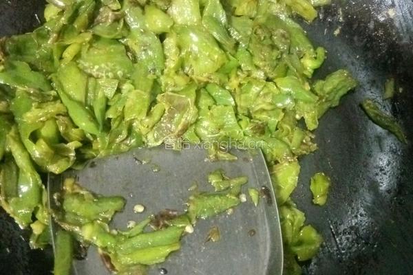 皮蛋擂花生青椒的做法图解9