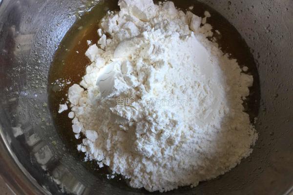 蛋黄豆沙月饼的做法图解3