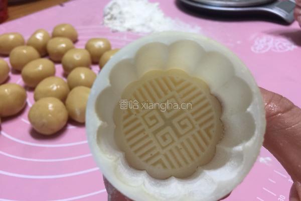 蛋黄豆沙月饼的做法图解13