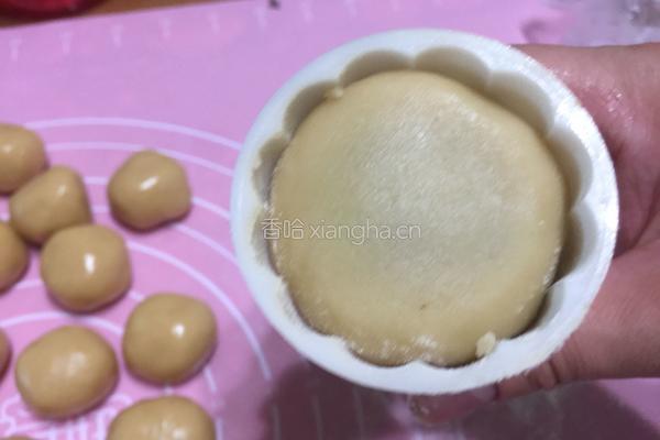 蛋黄豆沙月饼的做法图解14