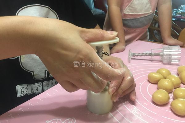 蛋黄豆沙月饼的做法图解15