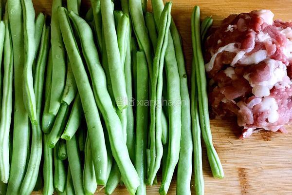 肉末炒刀豆的做法图解1