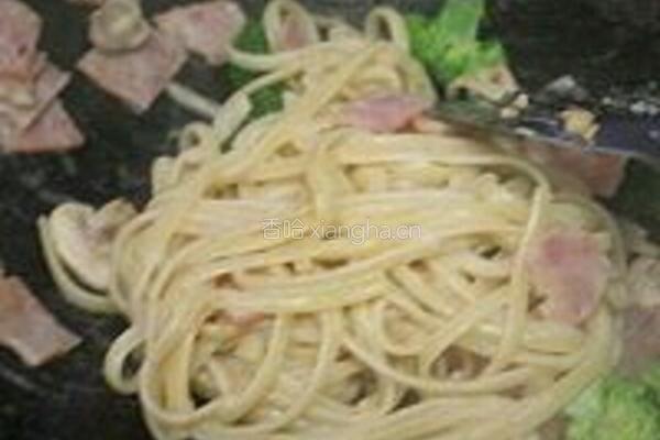 奶油培根意面的做法图解6