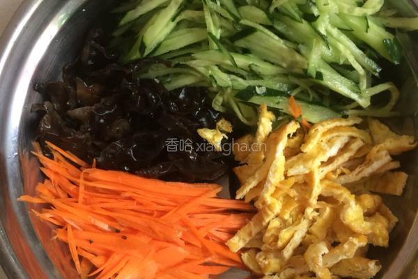 凉拌黄瓜木耳鸡蛋丝的做法图解4