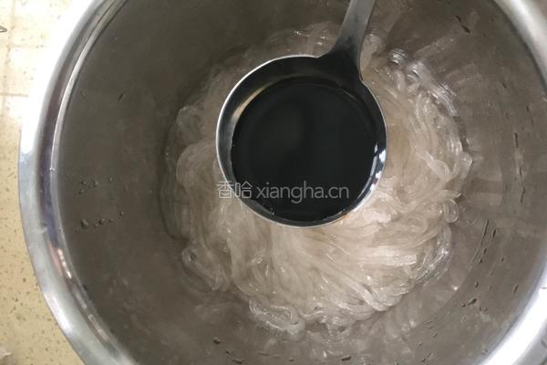 肉炒卷心菜粉条的做法图解2