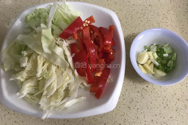 肉炒卷心菜粉条的做法图解3