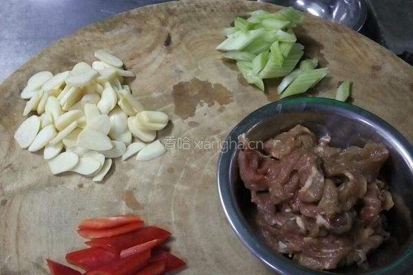 蒜子烧牛肉的做法图解1