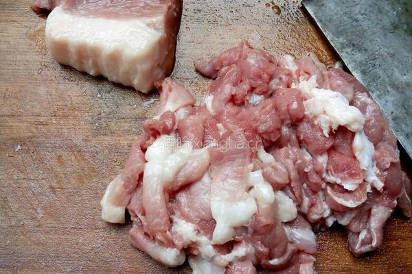青椒炒肉片的做法图解1