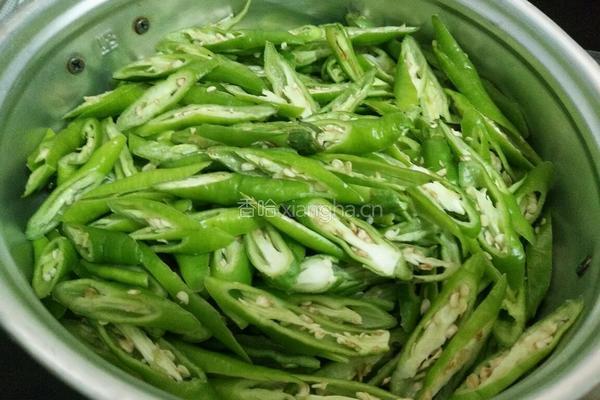 尖椒炒卤肉的做法图解1