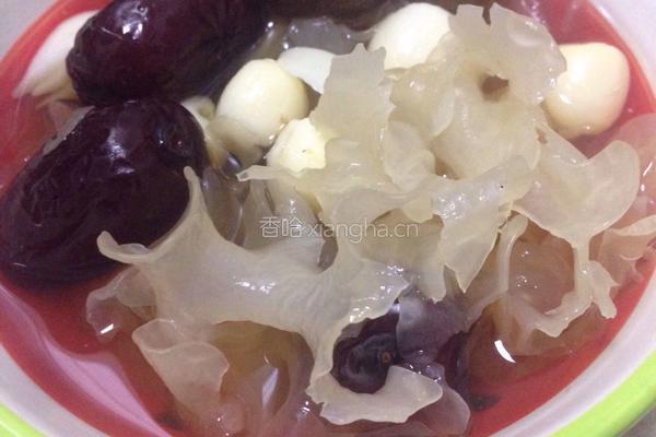 银耳莲子汤的做法图解3