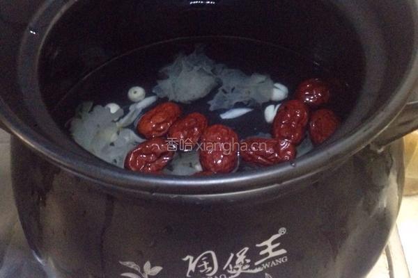 银耳莲子汤的做法图解2