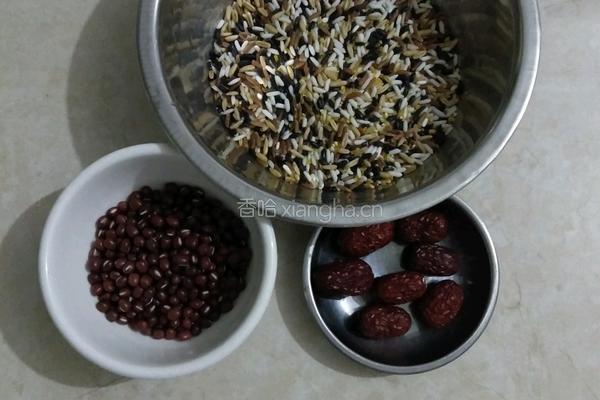 红豆黑米杂粮粥的做法图解1