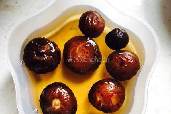 虾皮时蔬白米粥的做法图解1
