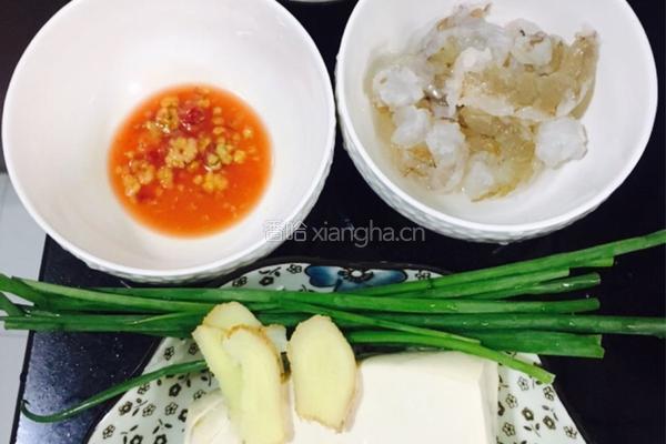 鲜虾仁烧豆腐的做法图解1