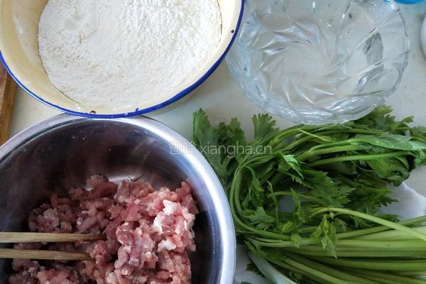 猪肉芹菜蒸饺的做法图解1