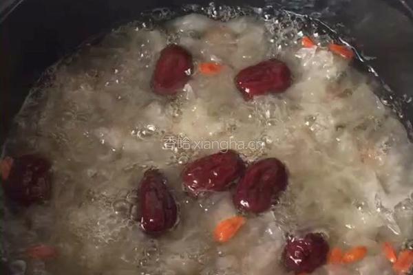 银耳红枣桂圆汤的做法图解2