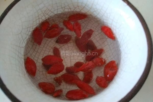 枸杞小米粥的做法图解2