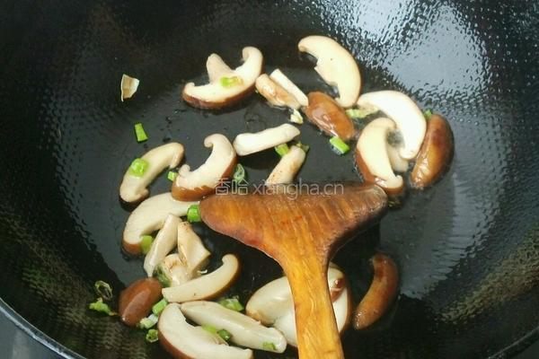 香菇鸡蛋面的做法图解2