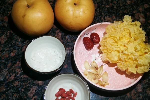 冰糖银耳雪梨羹的做法图解1