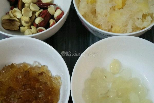 桃胶皂角炖雪耳的做法图解1