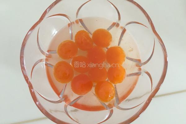 莲蓉蛋黄月饼的做法图解2