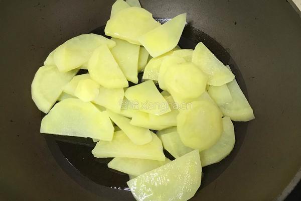 腊肉铁板烧土豆的做法图解3