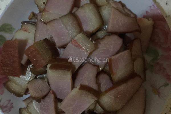 腊肉炒辣椒的做法图解1