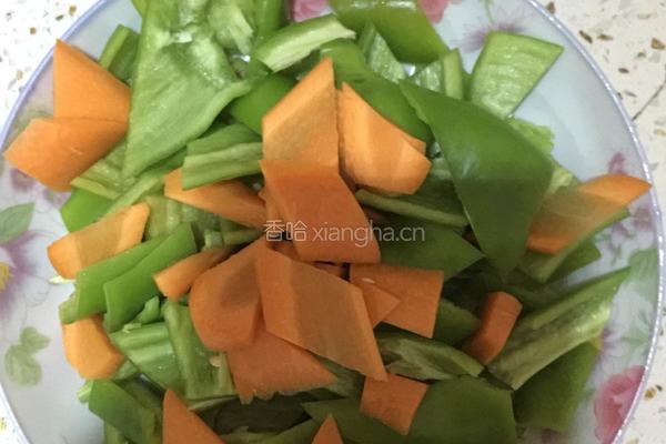 腊肉炒辣椒的做法图解2