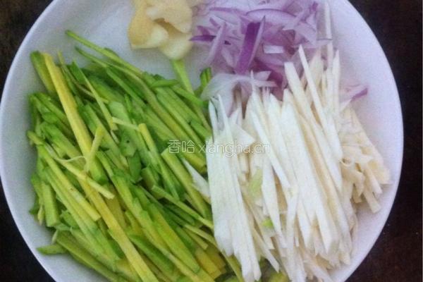 茭白瓜丝的做法图解1