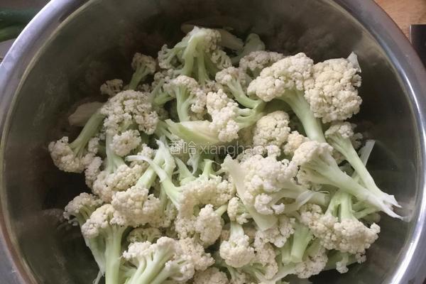 花菜炒腊肉的做法图解1