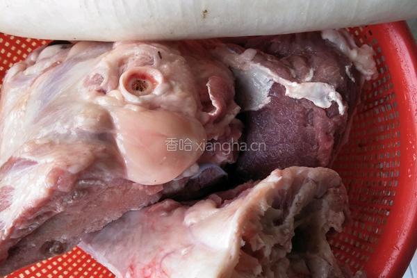 萝卜猪骨汤的做法图解1