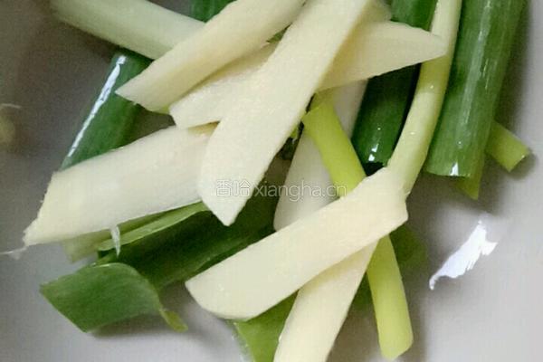 红酒可乐鸡腿排骨的做法图解2