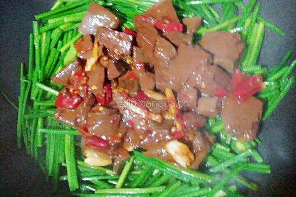 韭菜花炒鸭血的做法图解9