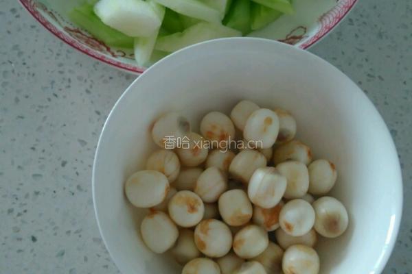 莲子米炒青瓜的做法图解1