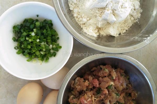 爱心瘦肉鸡蛋饼的做法图解1