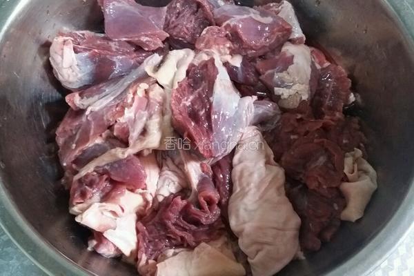 牛肉烧土豆的做法图解1