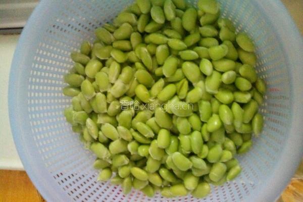 酱瓜炒毛豆的做法图解1