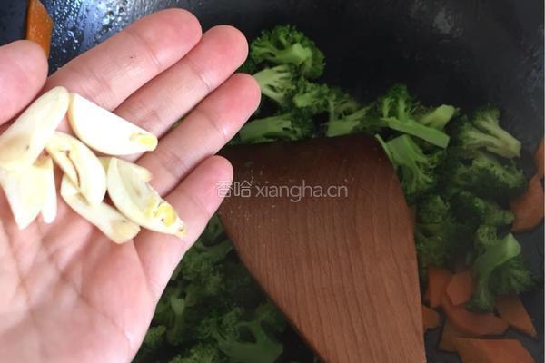 胡萝卜炒西兰花的做法图解5