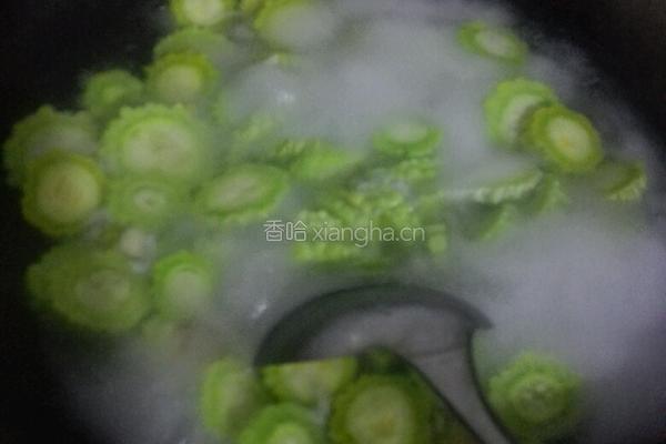 清炒苦瓜 它是甜的的做法图解2