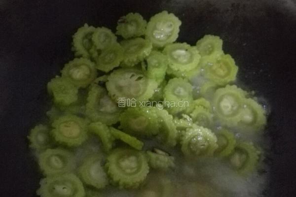 清炒苦瓜 它是甜的的做法图解7