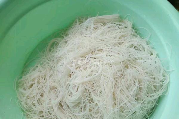 红薯根炒粉丝的做法图解2