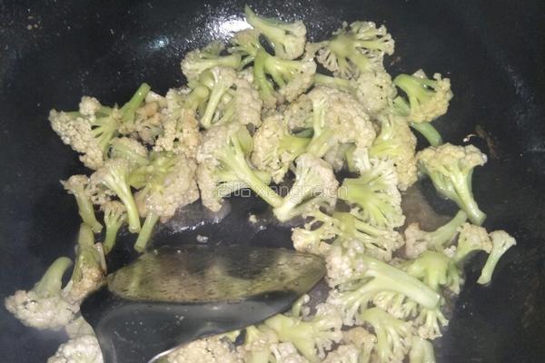素炒菜花的做法图解5