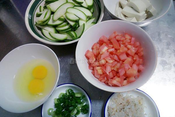 西红柿鸡蛋烧丝瓜豆腐的做法图解1
