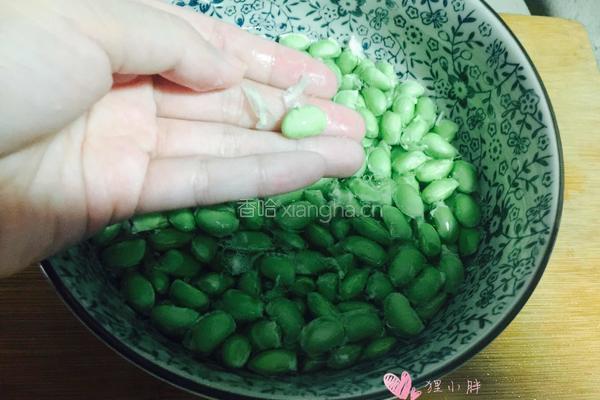 毛豆虾仁的做法图解2