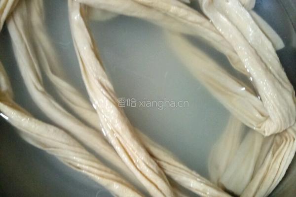 肉丝炒腐竹结的做法图解2