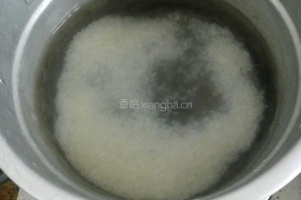 大米红糖粥的做法图解2