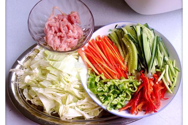 包菜肉丝炒面的做法图解2